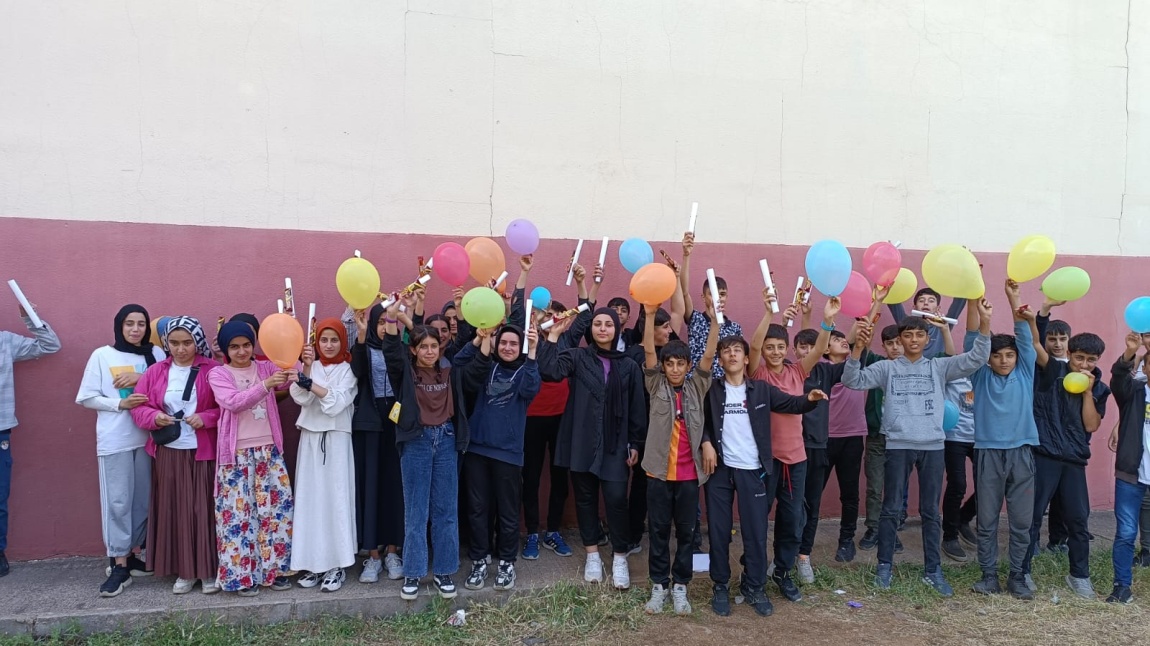 LGS'ye Girecek Öğrencilerimizle Balon Uçurma Etkinliği